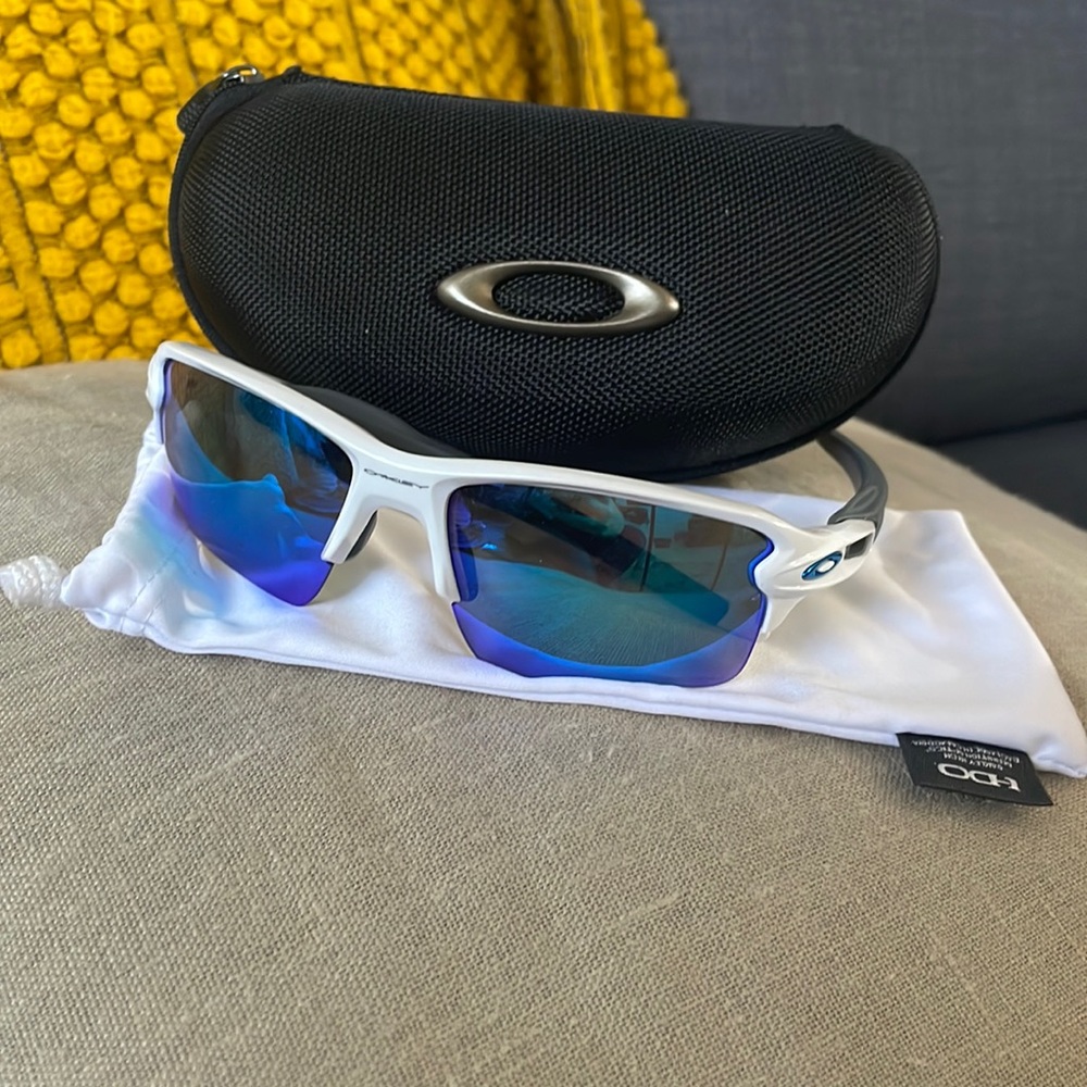 Like new Oakley Sunglasses , unisex